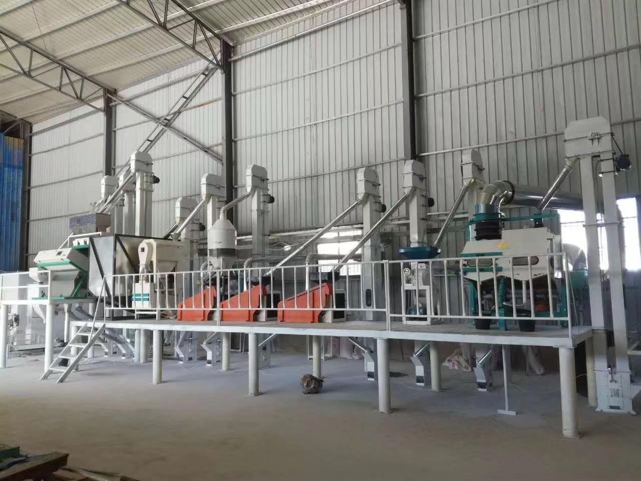 日产10吨(钢架式)藜麦脱皮机组